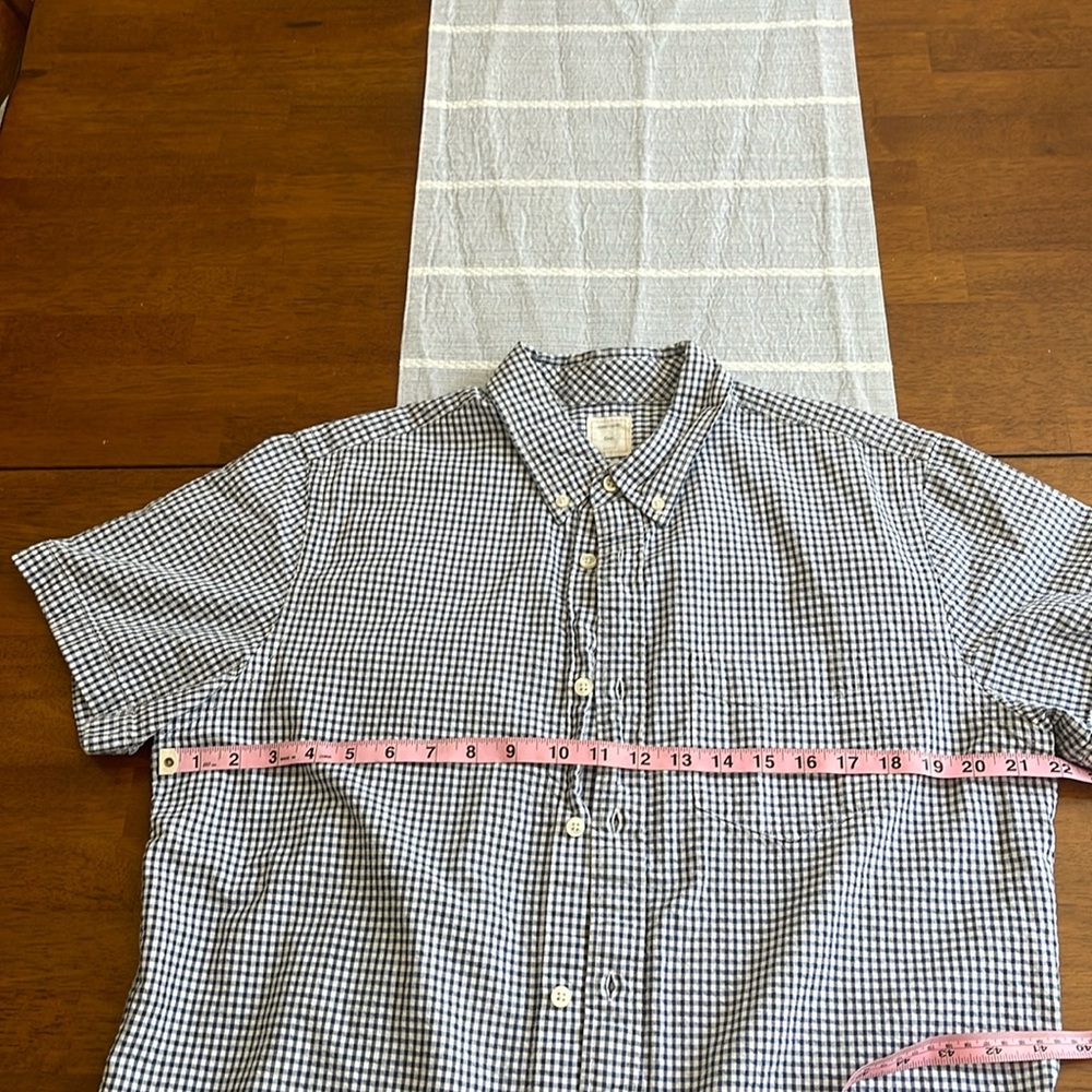 Gap size large ,mens buttondown shortsleeve shirt